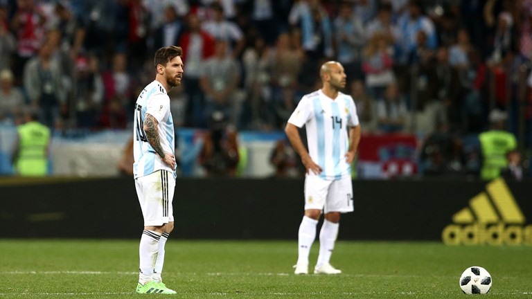 Messi và Mascherano đều thi đấu tệ hại. Ảnh: FIFA.