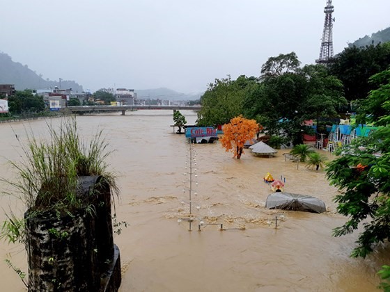  Nước lũ vào các khu dân cư hai bên sông tại TP.Hà Giang ngày 24.6. Ảnh: baohagiang