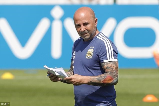 HLV Jorge Sampaoli đang đối mặt với nhiều khó khăn ở ĐT Argentina. Ảnh: AP.