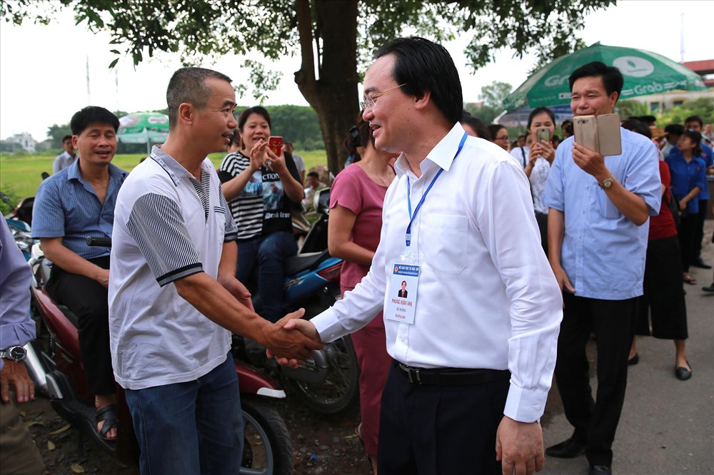 Ngay từ sáng sớm, Bộ trưởng đã có mặt tại điểm thi THPT Yên Viên, Gia Lâm thăm hỏi, động viên phụ huynh, thí sinh dự thi.