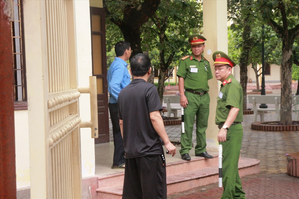 Anh Nguyễn Văn Tân – TP.Vinh chạy đến địa điểm thi, nhờ các anh công an đưa giấy tờ vào cho con mình. Ảnh: HQ