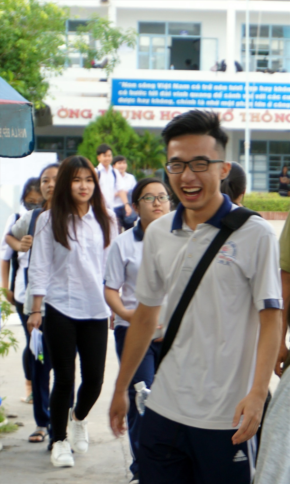 Nét mặt cười tươi của TS Bạc Liêu sau khi ra khỏi phòng thi môn thi thứ nhất (ảnh Nhật Hồ)