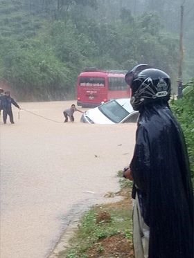 Mưa lũ đã gây tắc nghẽn giao thông nghiêm trọng do nhiều tuyến đường bị ngập lụt, sạt lở. Ảnh: Quoc Pro