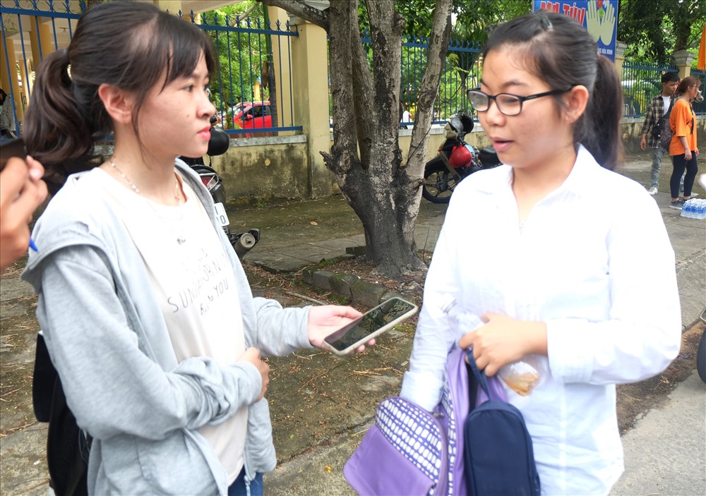 Phương Trang chia sẻ với phóng viên sau môn thi đầu tiên. (Ảnh: Hoàng Vinh)