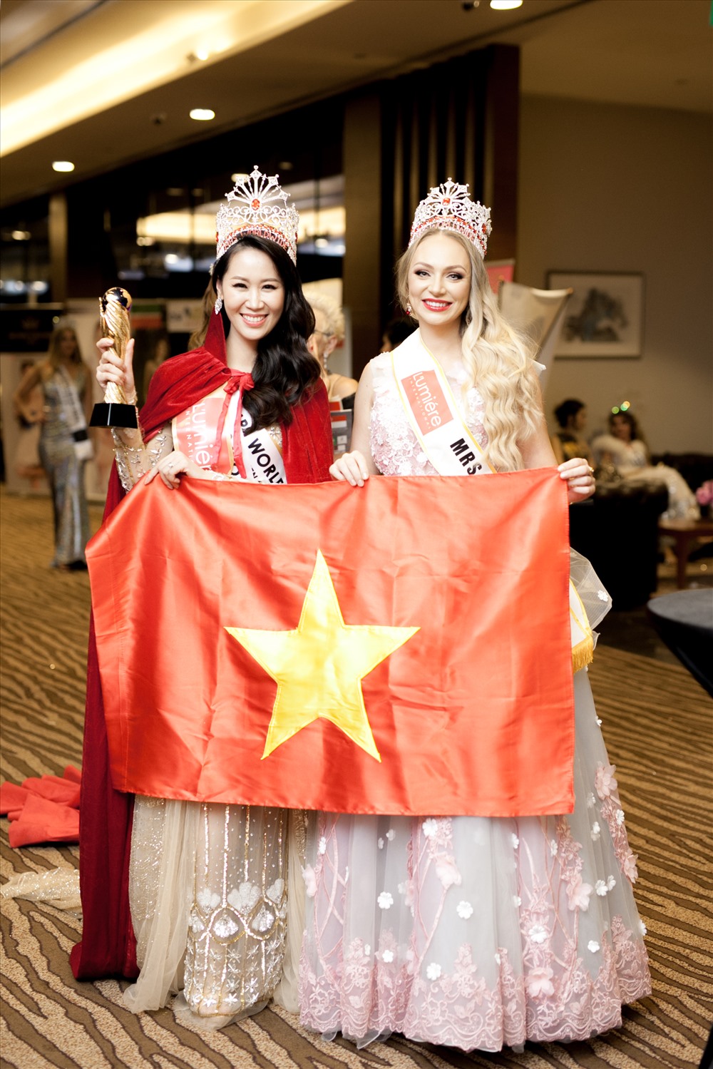 Lá cờ Việt Nam tung bay trên trường nhan sắc quốc tế. Anhr: NVCC