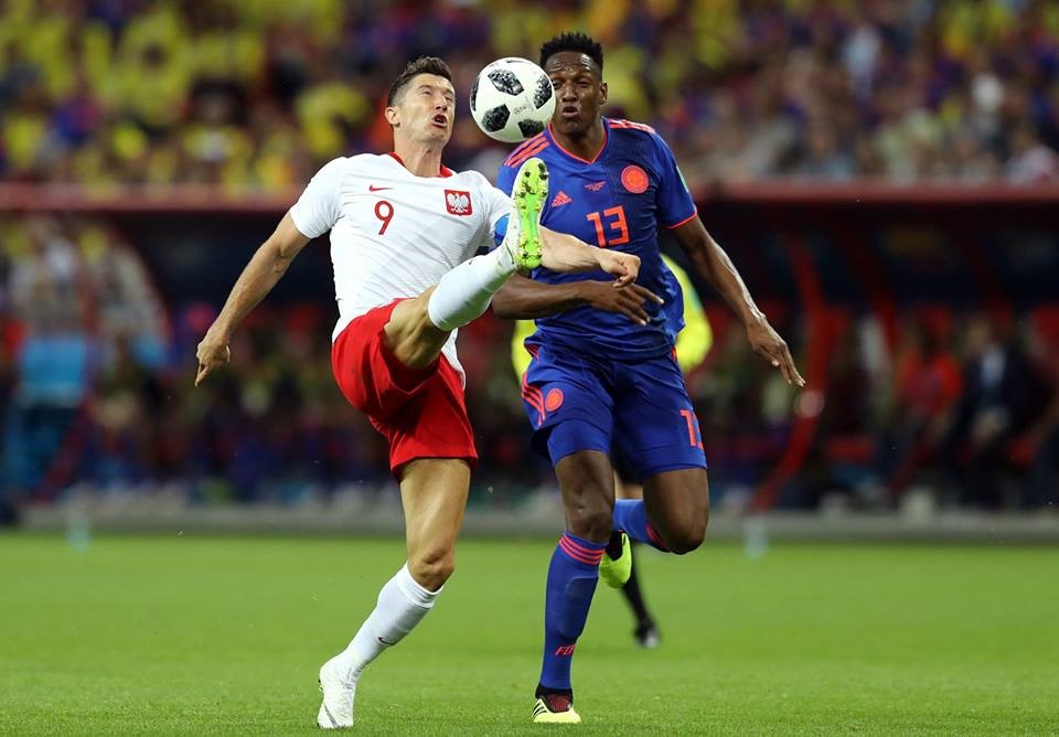 Trung vệ cao 1m95 Mina của Colombia luôn theo sát Lewandowski như hình với bóng. Ảnh: FIFA