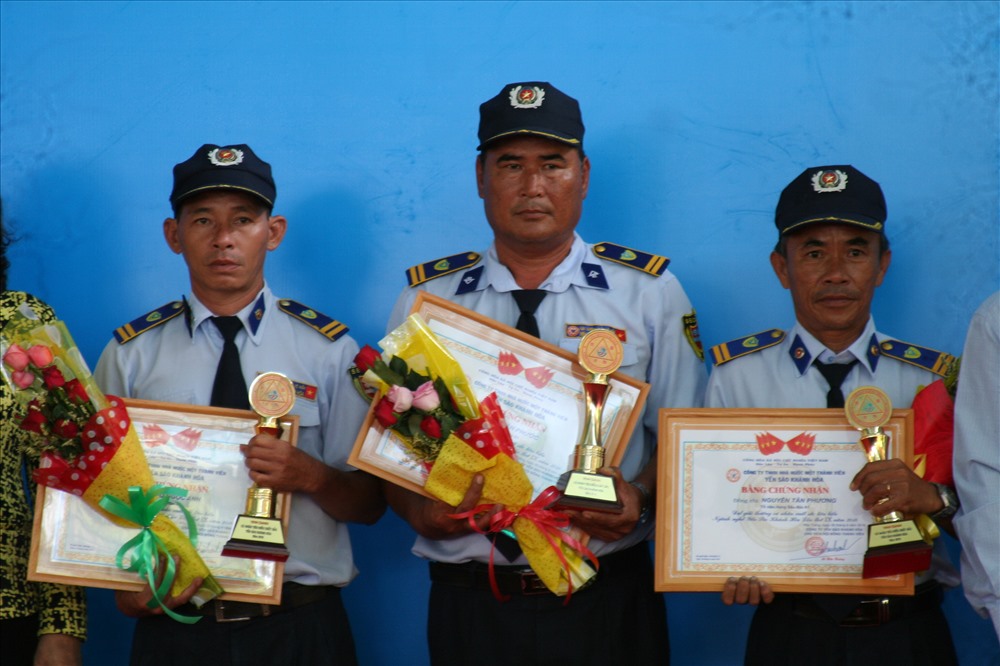 Tôn vinh các công nhân bảo vệ đảo yến luôn phải làm việc trong điều kiện khó khăn. Ảnh:P.L