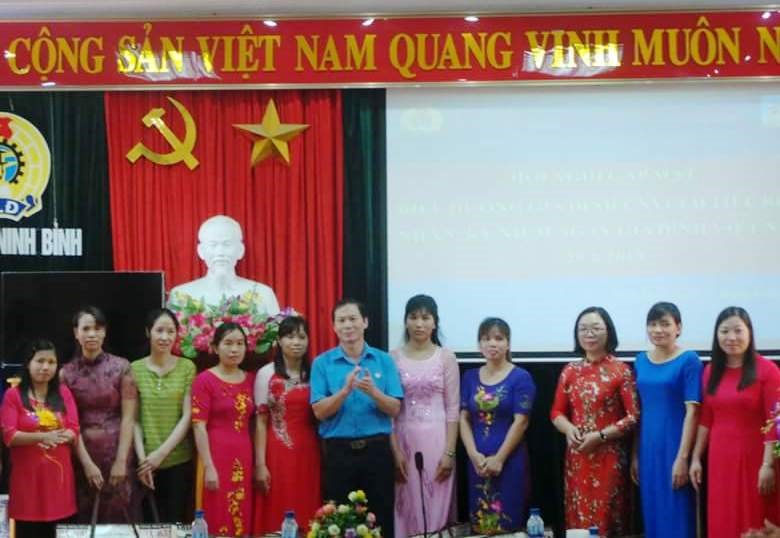 Lãnh đạo LĐLĐ tỉnh Ninh Bình biểu dương gia đình công nhân tiêu biểu. Ảnh: NT