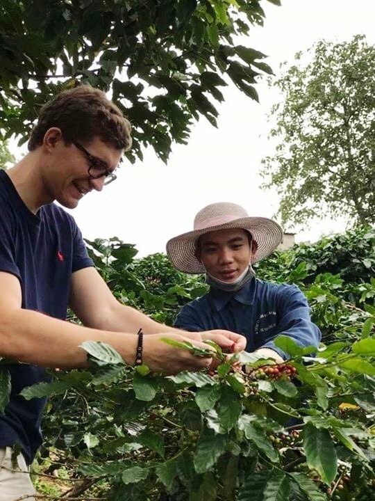 Chuyên gia nước ngoài kiểm tra quy trình sản xuất cà phê tại Hướng Hóa. Ảnh: PV