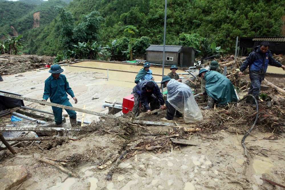 Lực lượng chức năng của huyện Tam Đường khắc phục hậu quả mưa lũ tại Trang trại nuôi cá nước lạnh của gia đình ông Dương Ngọc Hưng tại bản Chu Va 12, xã Sơn Bình, huyện Tam Đường. Ảnh: TTXVN