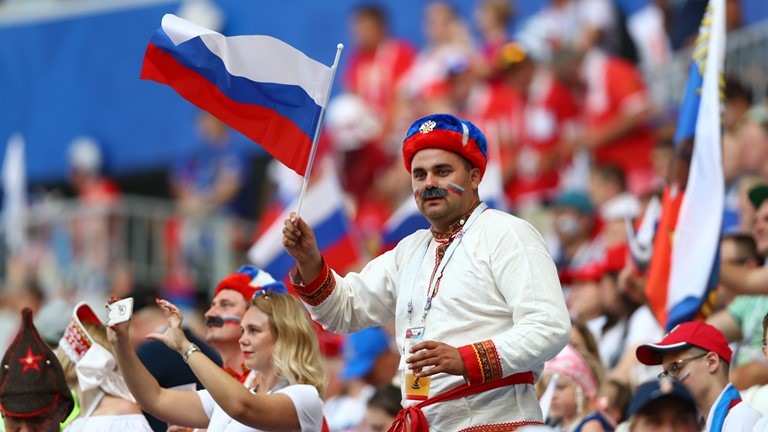 Khán giả Nga đã rất hào hứng ở trận đấu này. Ảnh: FIFA
