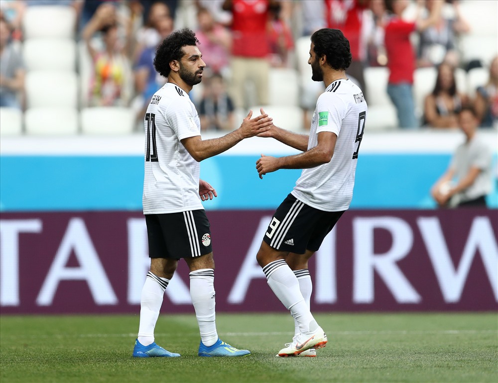 Salah (trái) chia vui với đồng đội sau khi ghi bàn. Ảnh: FIFA.