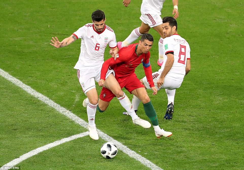 Hiểu rõ sự guy hiểm của Ronaldo, hàng phòng ngự Iran đã có sự “chăm sóc đặc biệt” với chân sút này. 