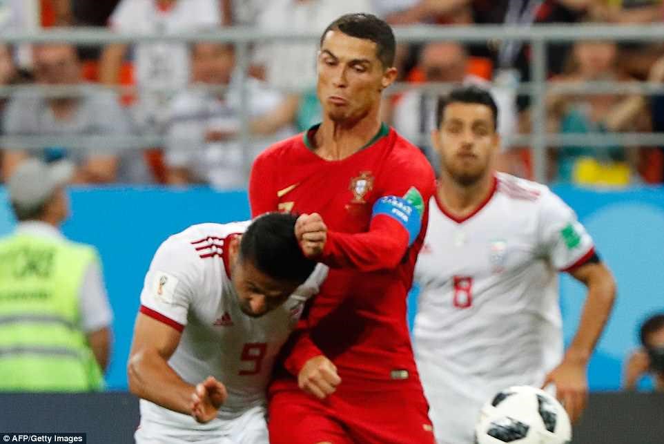 Cay cú sau khi đa shorng 11m, lại bị đối phương chơi áp sát, Ronaldo đã có tình huống đánh nguội với cầu thủ đối phương. 