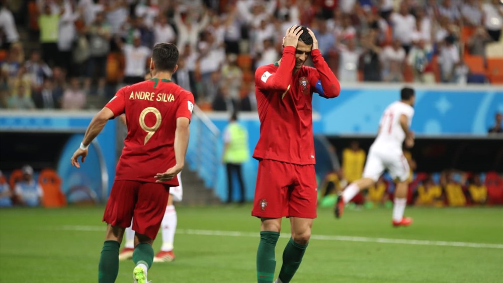 Cuối trận, Iran chơi dồn ép và có được bàn gỡ trên chấm 11m. Suýt chút nwuxa họ có bàn thắng nâng tỉ số lên 2-1 để có thể tiễn Bồ Đào Nha của Ronaldo về nước. Thế nhưng may mắn là điều đó không xảy ra. 