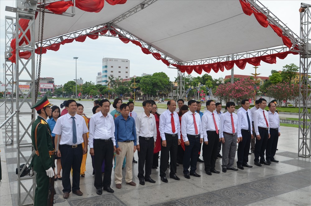 Các đại biểu dâng hương tưởng niệm trước Tượng đài đồng chí Nguyễn Đức Cảnh (Quảng trường 14/10, thành phố Thái Bình). 