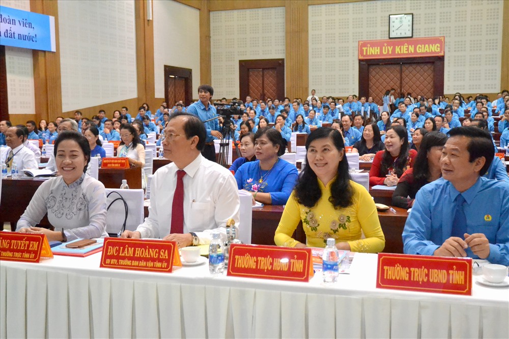 và nhiều đại diện lãnh đạo Tỉnh ủy, HĐND, UBND tỉnh Kiên Giang. (Ảnh: Lục Tùng)