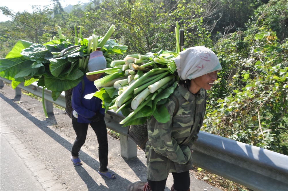 Đồng bào Cơ Tu đi rẫy về ngang qua làng Rô