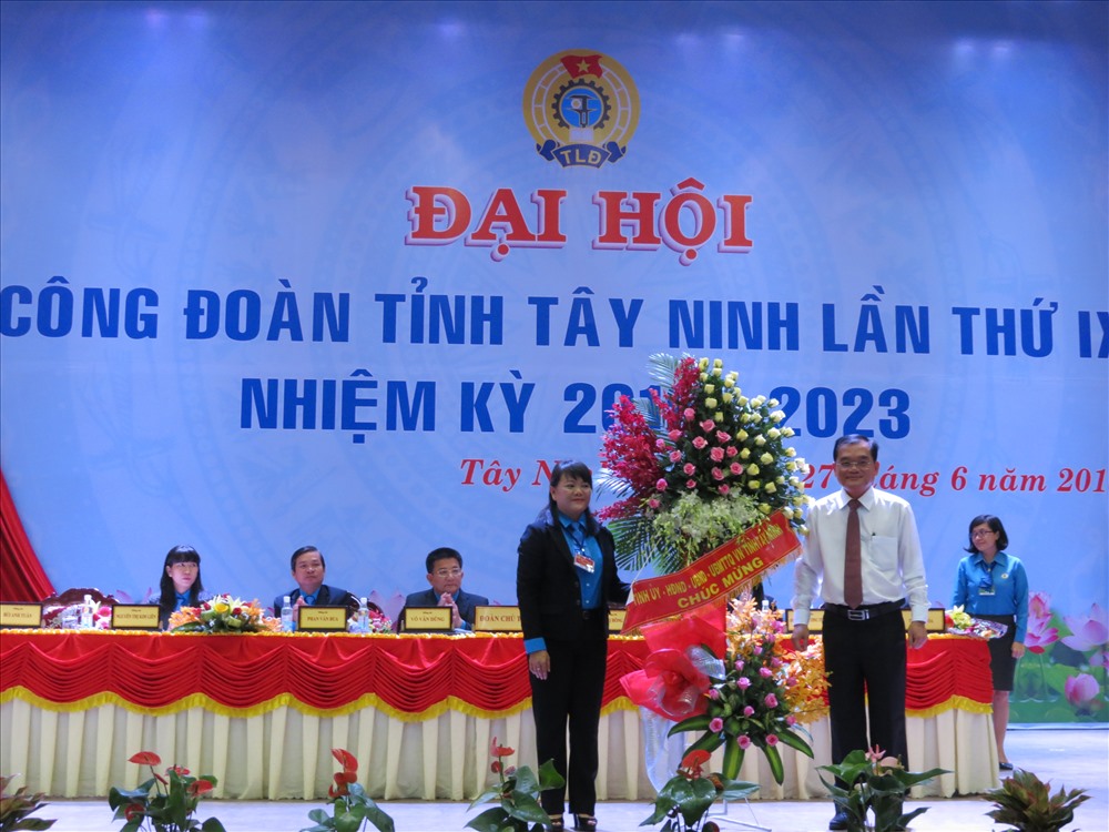 Phó Bí thư thường trực tỉnh ủy Tây Ninh Phạm Minh Tân tặng hoa chúc mừng ĐH