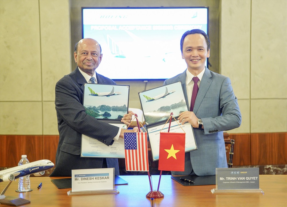 Chủ tịch Tập đoàn FLC Trịnh Văn Quyết (phải) và Phó Chủ tịch phụ trách kinh doanh khu vực châu Á – Thái Bình Dương và Ấn độ của Boeing Dinesh Keskar (trái) thực hiện lễ ký kết.