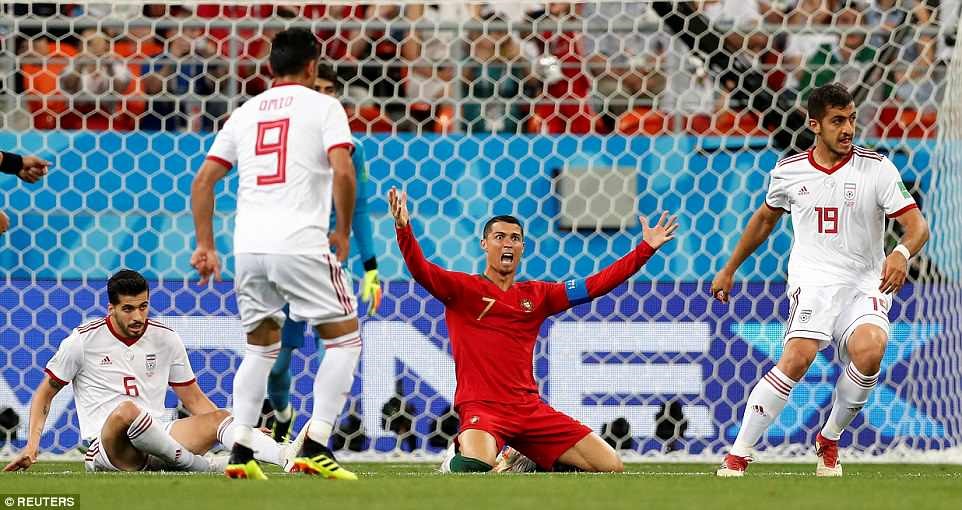 Ronaldo liên tục đòi xem VAR sau khi bị đốn ngã trong vòng cấm. Ảnh: Reuters.