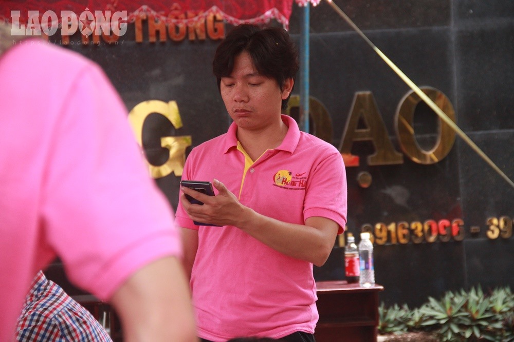 Thầy giáo Bùi Quang Khải, giáo viên trường THPT Hồng Hà lo lắng, cứ một lúc lại nhìn giờ để chờ các em rời phòng thi.