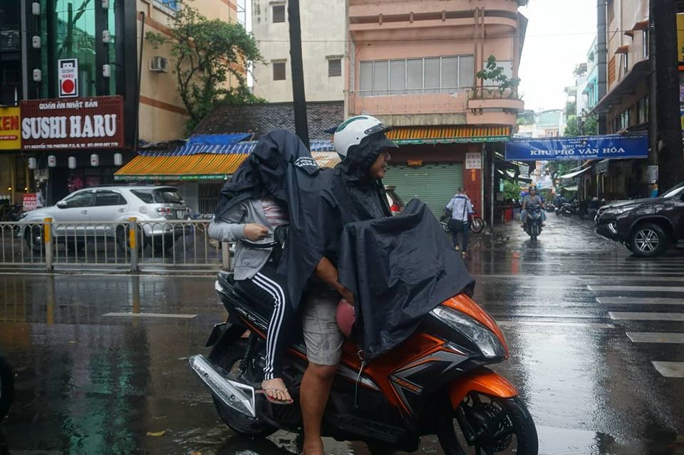 Mưa Sài Gòn chưa kịp tạnh hết, thí sinh và phụ huynh vẫn đội mưa không sợ ướt chạy xe về nhà