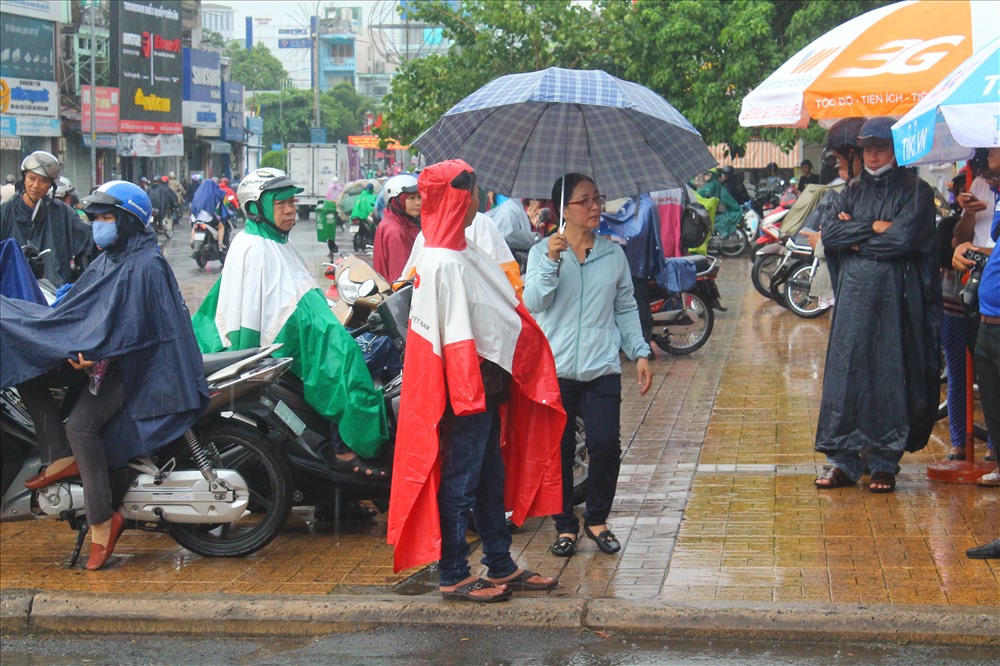 Mưa Sài Gòn chưa kịp tạnh hết, thí sinh và phụ huynh vẫn đội mưa không sợ ướt chạy xe về nhà