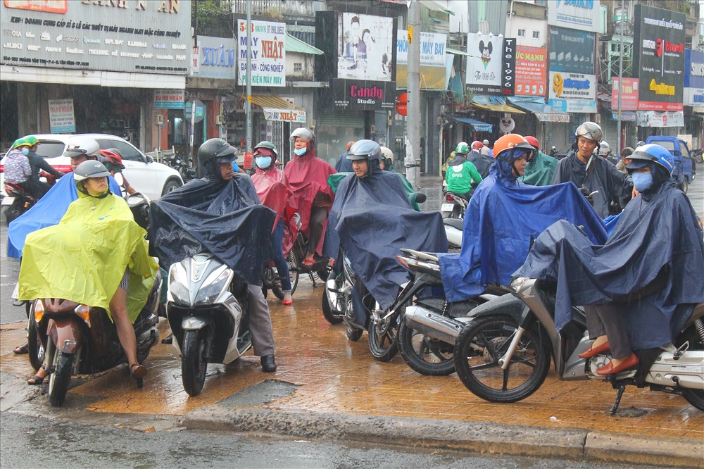 Mưa Sài Gòn chưa kịp tạnh hết, thí sinh và phụ huynh vẫn đội mưa không sợ ướt chạy xe về nhà