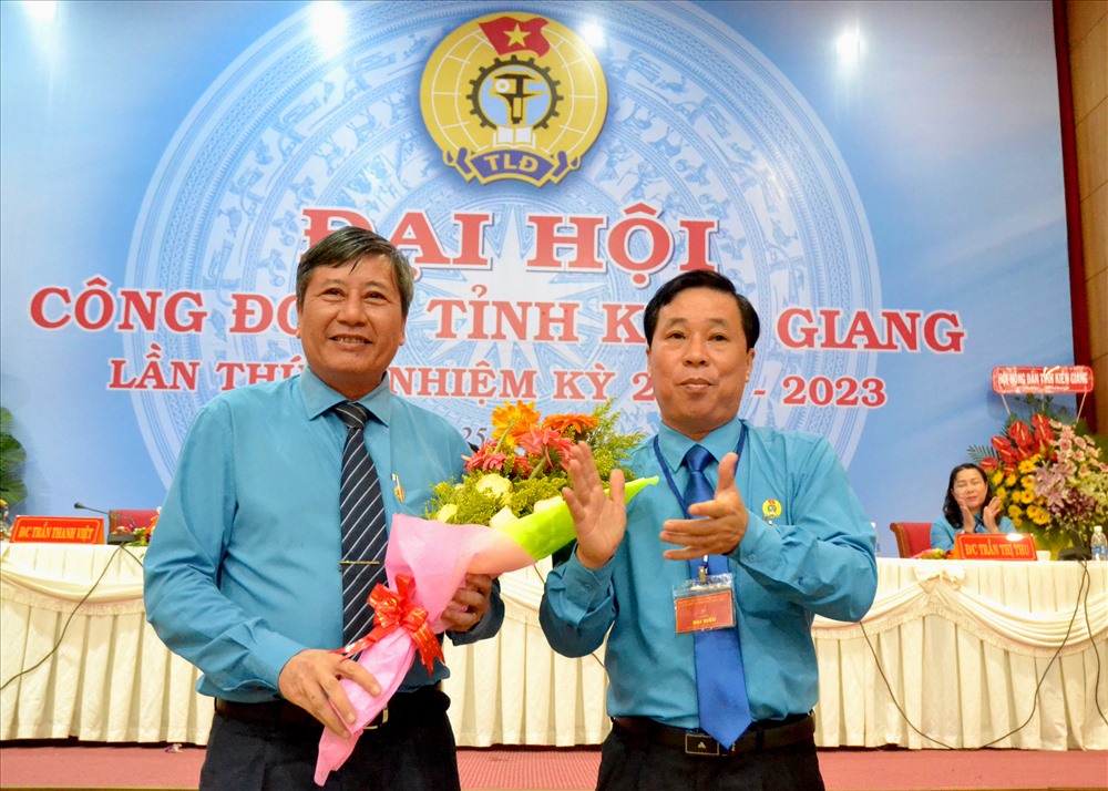 Ông Trần Thanh Việt (phải ảnh) tái đắc cử chức danh Chủ tịch LĐLĐ Kiên Giang. (Ảnh: Lục Tùng)