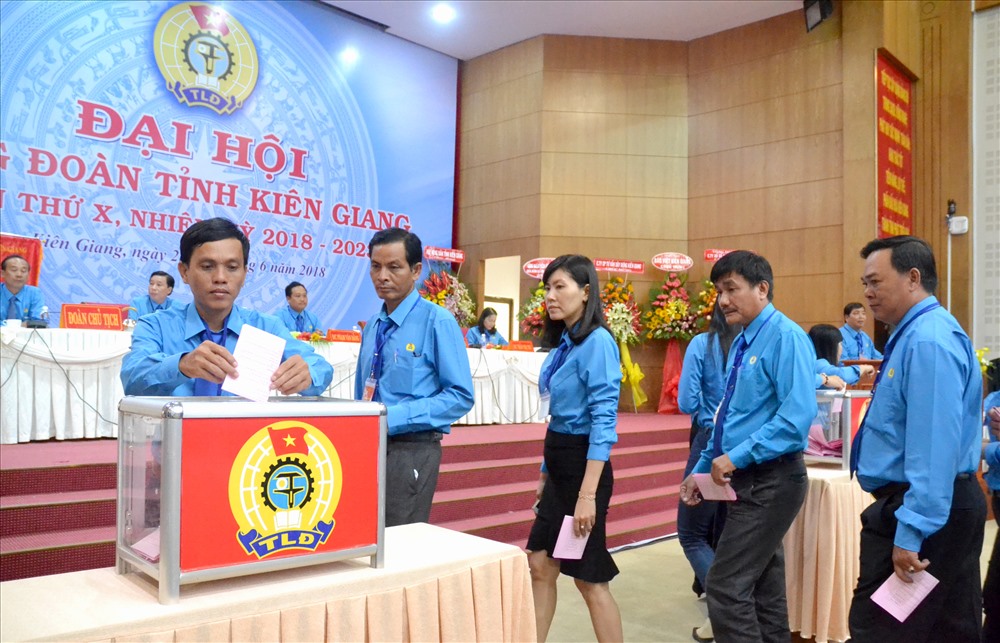 Đại biểu tham gia bỏ phiếu bầu BCH LĐLĐ tỉnh Kiên Giang nhiệm kỳ 2018-2023. (Ảnh: Lục Tùng)