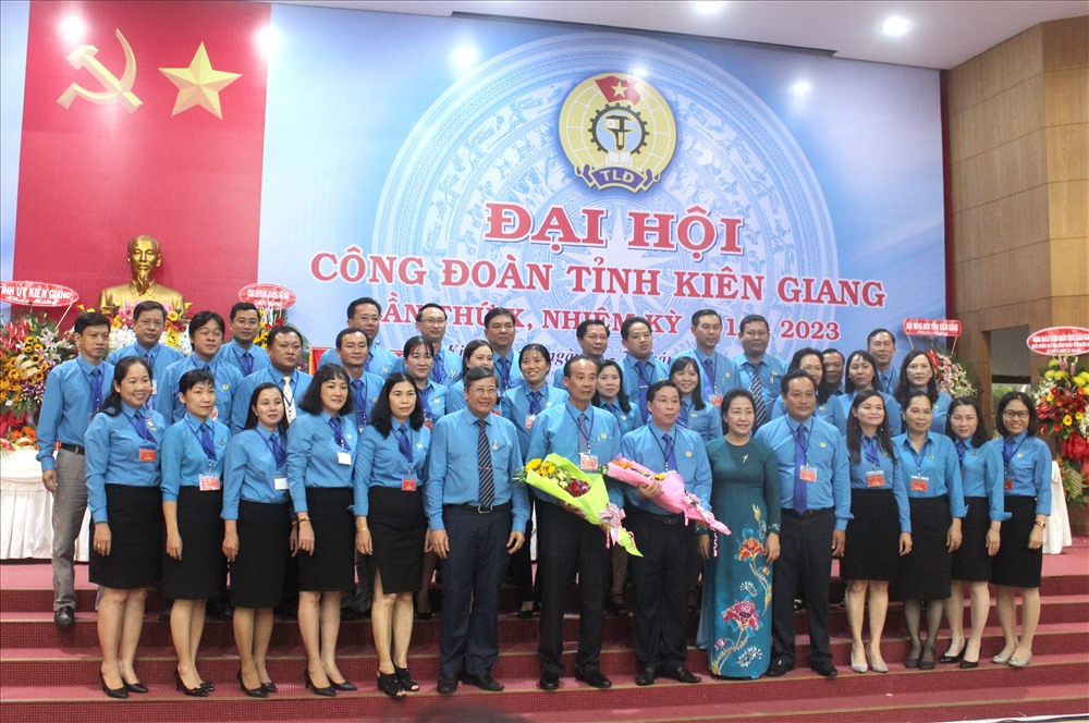 Ông Trần Thanh Việt (cầm hoa, bên phải ảnh) cùng BCH chụp ảnh lưu niệm với Thường trực Tổng LĐLĐVN và Tỉnh ủy Kiên Giang. (Ảnh: Lục Tùng)