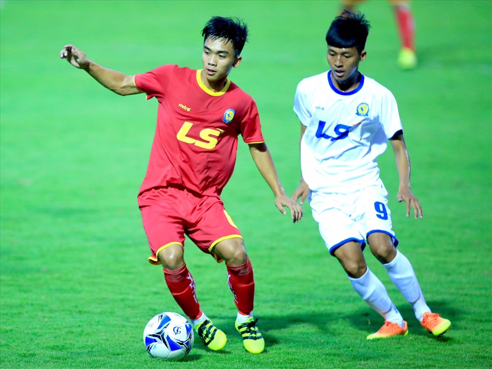 Ở trận đấu diễn ra sau đó, Viettel (áo đỏ) cũng đã giành chiến thắng 2-0 trước An Giang. 