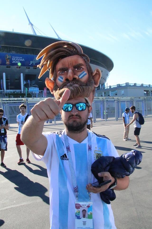 Hình ảnh, mặt nạ Messi xuất hiện khắp mọi nơi. 
