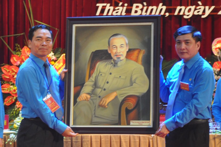 Chủ tịch Tổng LĐLĐVN Bùi Văn Cường (bên phải) tặng bức tranh Chủ tịch Hồ Chí Minh tới đại hội. Ảnh: QUẾ CHI