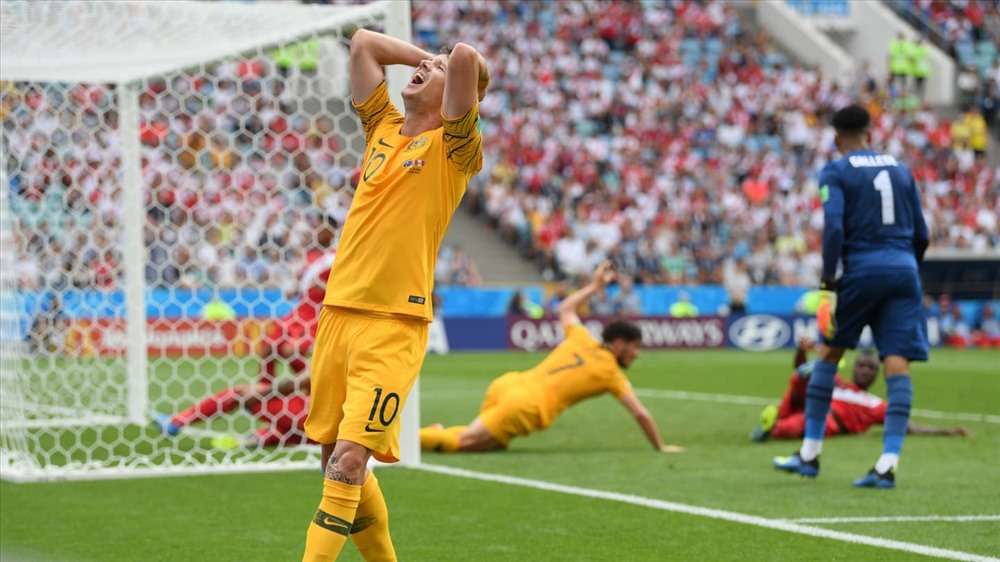 Australia chỉ còn biết trách mình khi không thể tự giành chiến thắng và hi vọng lách qua khe cửa hẹp để vào vòng 1/8. Ảnh: FIFA