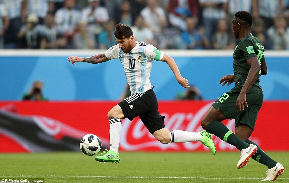 Messi đã có pha ghi bàn đẳng cấp, mở tỉ số trận đấu. Ảnh: Dailymail