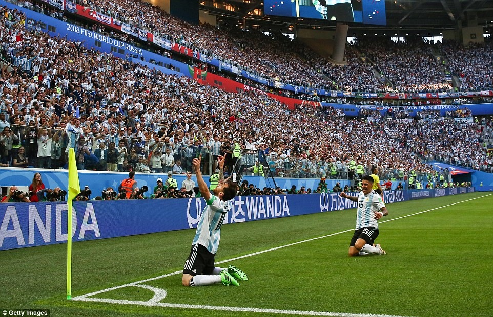 Pha ghi bàn giúp Messi giải toả, anh chạy về góc sân và giơ tay lên ăn mừng. Ảnh: Dailymail