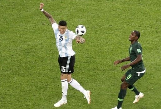 Không thổi penalty với Argentina dù Rojo để bóng chạm tay và trọng tài xem lại video