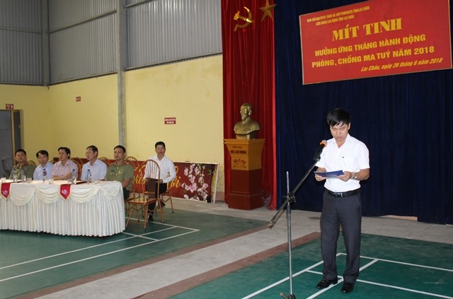 Đồng chí Hoàng Văn Trinh - Phó Chủ tịch LĐLĐ tỉnh Lai Châu phát biểu tại lễ mít tinh. Ảnh: Xuân Nghĩa