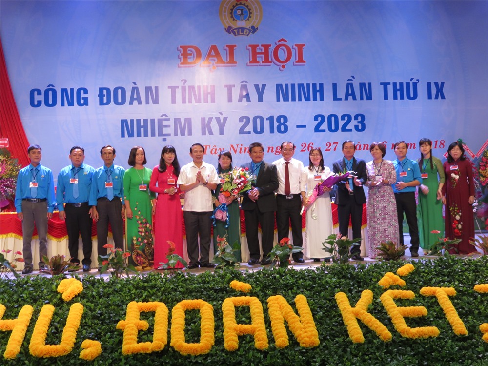 Phó Chủ tịch Tổng LĐLĐ VN Mai Đức Chính và Phó Bí thư thường trực tỉnh ủy Tây Ninh Nguyễn Minh Tân tặng hoa chúc mừng các đại biểu dự Đại hội XII Công đoàn Việt Nam