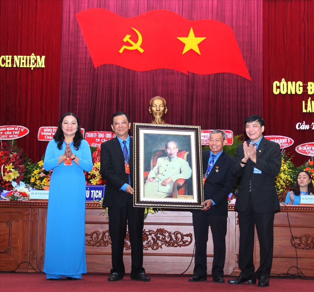 Chủ tịch Tổng LĐLĐVN Bùi Văn Cường đã tặng bức tranh Chủ tịch Hồ Chí Minh cho LĐLĐ TP. Cần Thơ