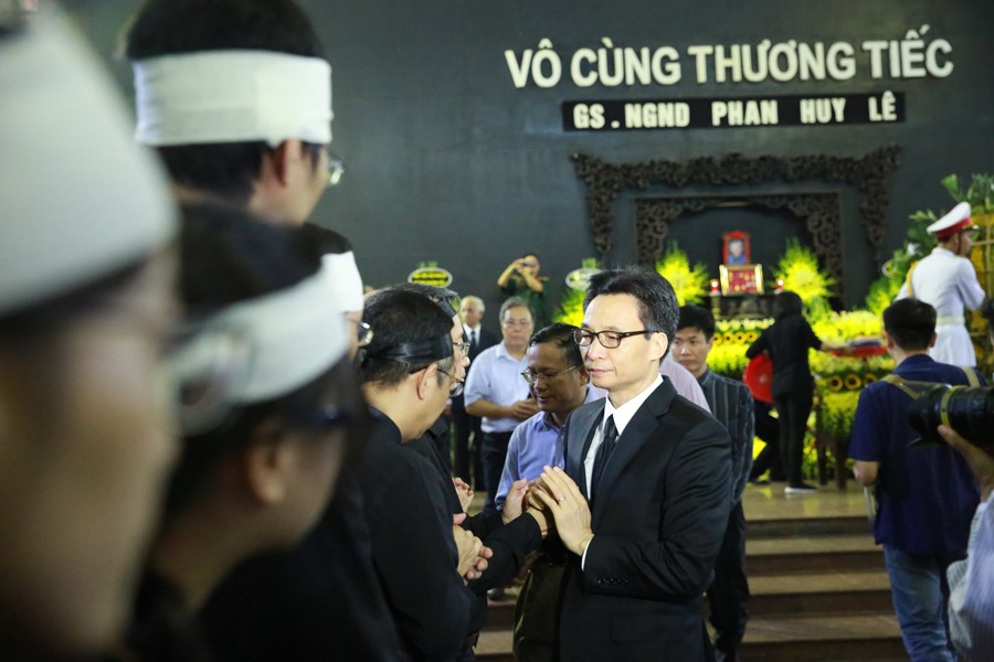 Phó Thủ tướng Chính phủ Vũ Đức Đam chia buồn cùng gia quyến GS Phan Huy Lê.