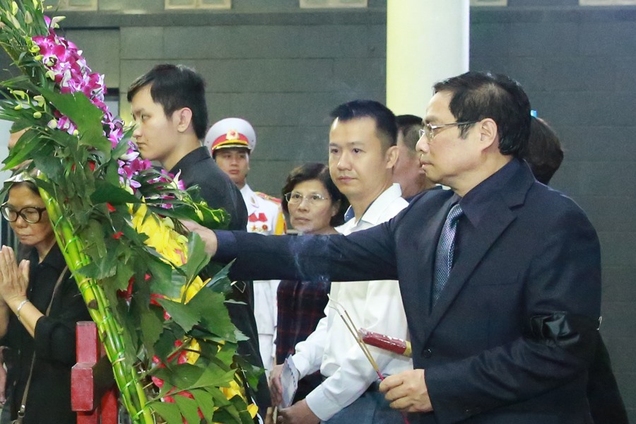 Ông Phạm Minh Chính, Ủy viên Bộ Chính trị, Bí thư Trung ương Đảng, Trưởng Ban Tổ chức Trung ương đến tiễn biệt cây đại thụ của làng sử học Việt Nam.