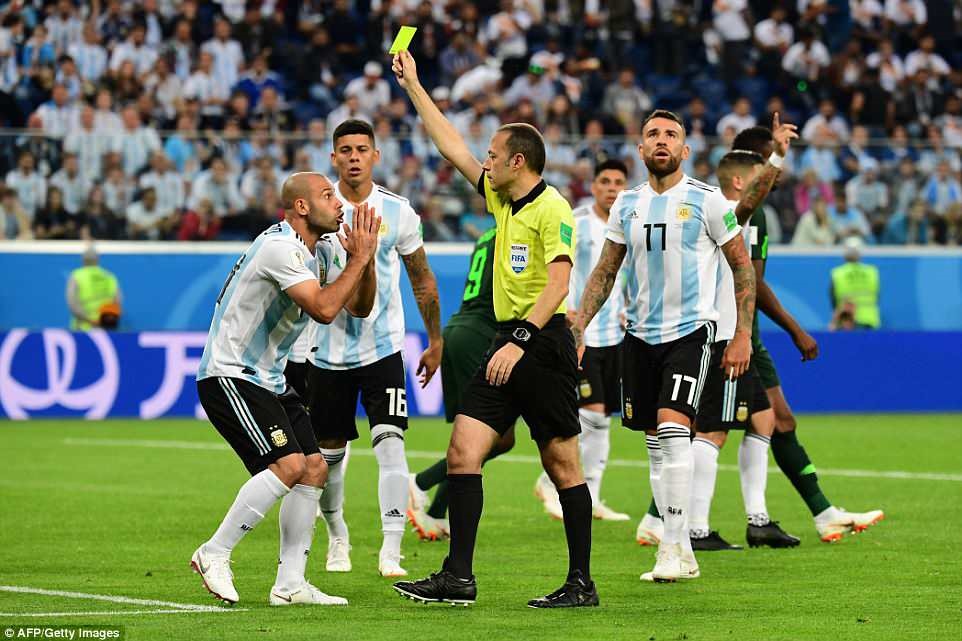 Ông Hiền cũng đánh giá tình huống Mascherano phạm lỗi khiến Argentina chịu quả phạt 11m là quyết định hoàn toàn chính xác của trọng tài. Ảnh: Reuters