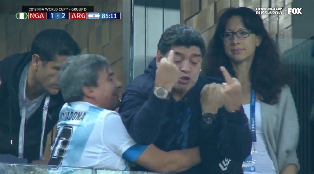Diego Maradona cũng đang vấp phải những chỉ trích vì hành động này.