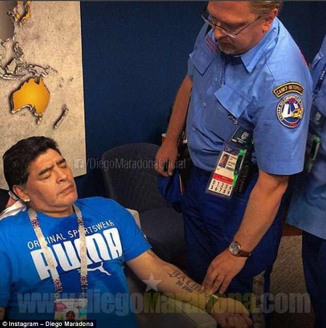 Maradona phải nhờ đến các bác sĩ chăm sóc.