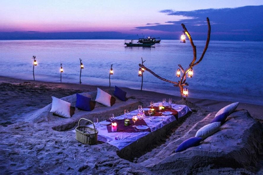 “Bàn nhậu” trên cát khi đêm xuống dành cho du khách ở bãi biển Cô Tô (ảnh: a25hotel.com)