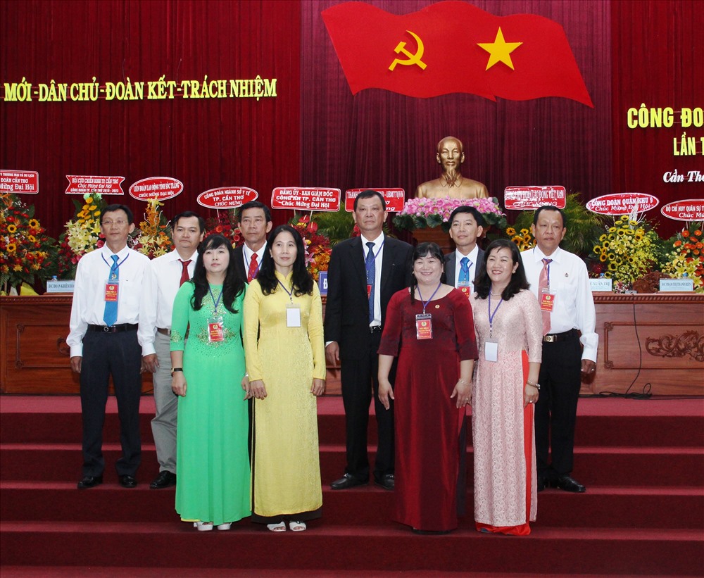 Các đại biểu  đi dự Đại hội Công đoàn Việt Nam lần thứ XII ra mắt đại hội