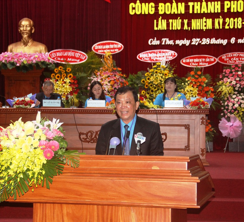 Đồng chí Trần Văn Tám - Chủ tịch LĐLĐ thành phố Cần Thơ - trình bày diễn văn bế mạc và kết thúc chương trình đại hội.